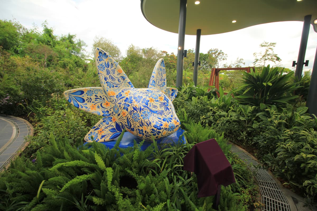 A wider view of the sculpture and the greenery around it